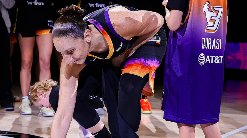 Daiana Taurasi noliek mikrofonu uz "Footprint Center" grīdas. Foto: Phoenix Mercury