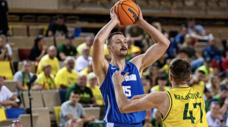 Anrijs Miška ar bumbu. Foto: FIBA