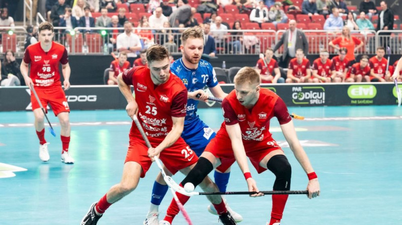 "FBK Valmiera" pašlaik ļoti stabili tur savas pozīcijas aizsardzībā, foto: Floorball.lv