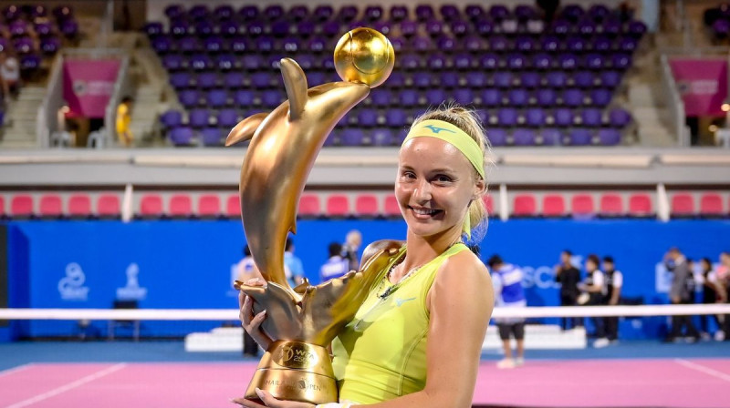 Rebeka Šramkova ar Huahinas trofeju. Foto: wtatennis.com