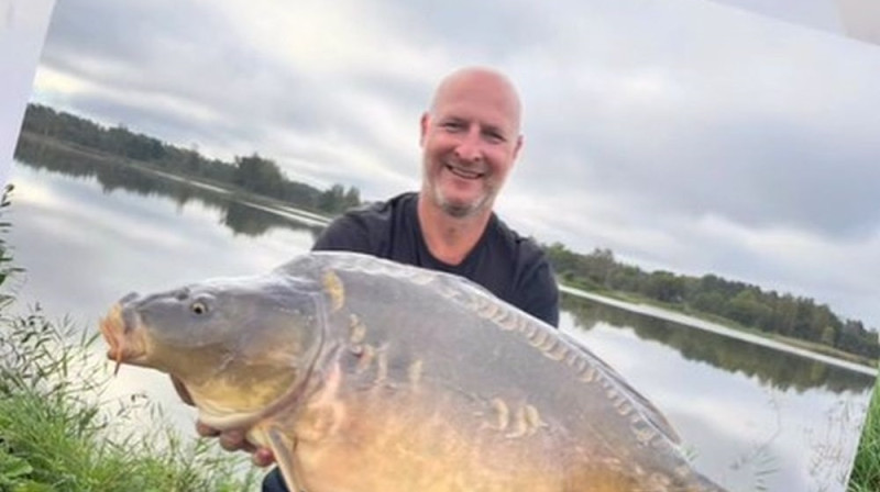 Roberts Štelmahers ar noķerto lomu Foto: Ekrānuzņēmums