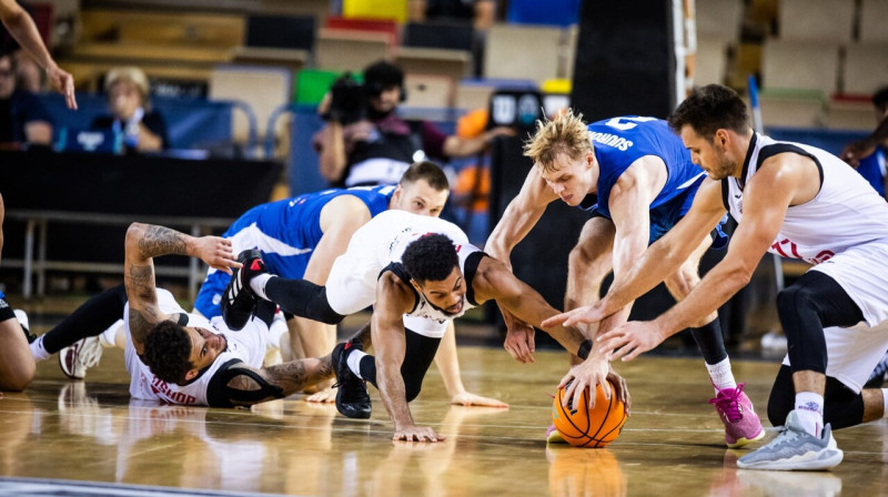 Cīņa par bumbu Nimburkas un Tallinas "Kalev"/"Cramo" spēlē. Foto: FIBA