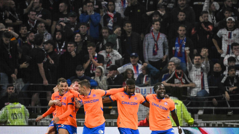 Marseļas "Olympique" futbolisti un Lionas "Olympique" līdzjutēji. Foto: Jeff Pachoud/AFP/Scanpix