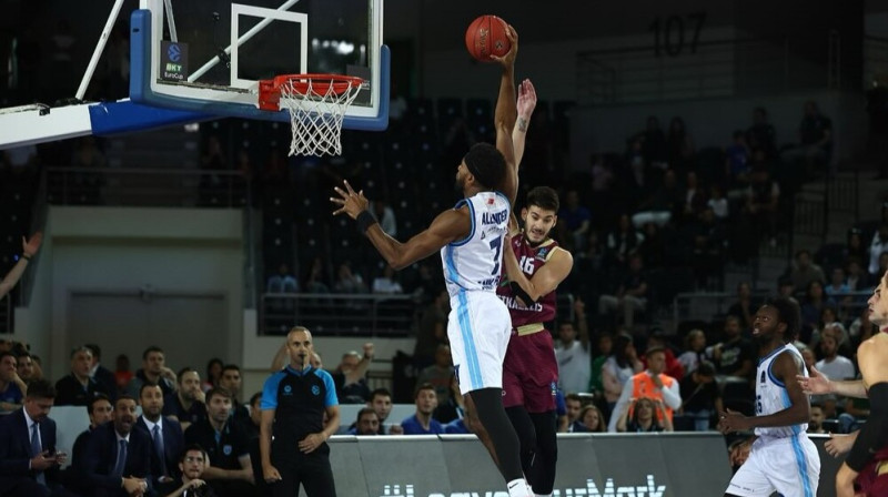 Ankaras "Türk Telekom" basketbolists Kails Aleksandrs uzbrukumā pret Panevēžas "Lietkabeli". Foto: Türk Telekom Basketbol