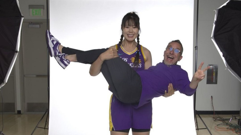 Kurts Millers spēlētājas Li Jueru rokās, toreiz vēl Losandželosā. Foto: Los Angeles Sparks