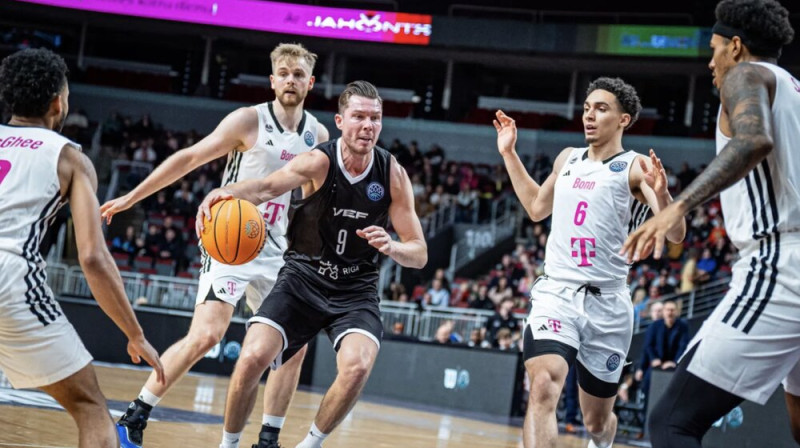 Dairis Bertāns pretinieku ielenkumā. Foto: FIBA CL
