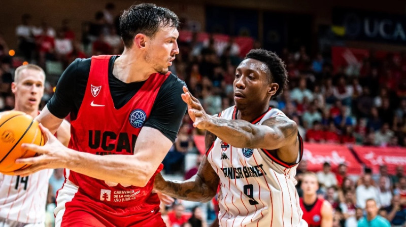 Rodions Kurucs un Sabens Lī. Foto: FIBA