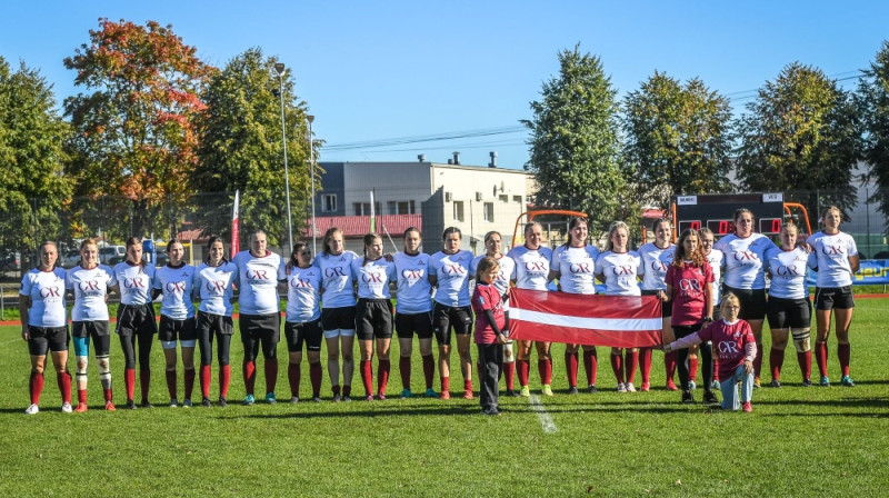 Latvijas sieviešu regbija izlase pirms valsts himnas. Foto: Zigismunds Zālmanis / RK Selena