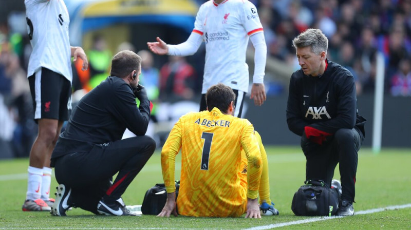 Alisons Bekers un "Liverpool" medpersonāls. Foto: ZUMAPRESS/Scanpix