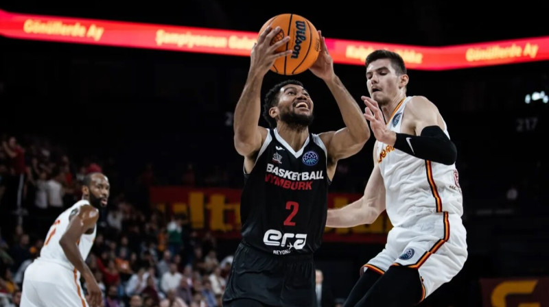 Roberts Blumbergs aizsardzībā pret Čehijas "Nymburk". Foto: FIBA