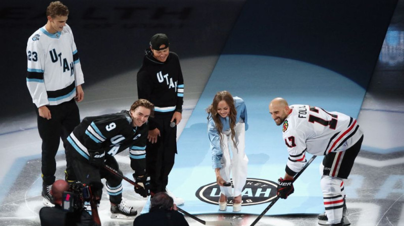 Svinīgais iemetiens pirms Jūtas hokeja kluba pirmās spēles. Foto. AFP. Scanpix