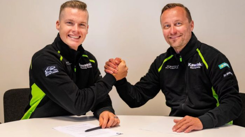 Pauls Jonass un komandas vadītājs Anti Pironens. Foto: Kawasaki Racing Team