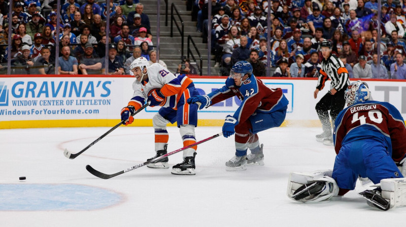 Mirklis, kad Ņujorkas "Islanders" uzbrucējs Kails Palmieri panāk 2:1 pret Kolorādo "Avalanche". 
Foto: Isaiah J. Downing/USA Today Sports
