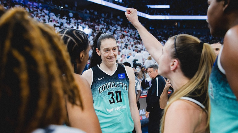 Breana Stjuarte un Sabrina Jonesku 2024. gada 16. oktobrī. Foto: New York Liberty