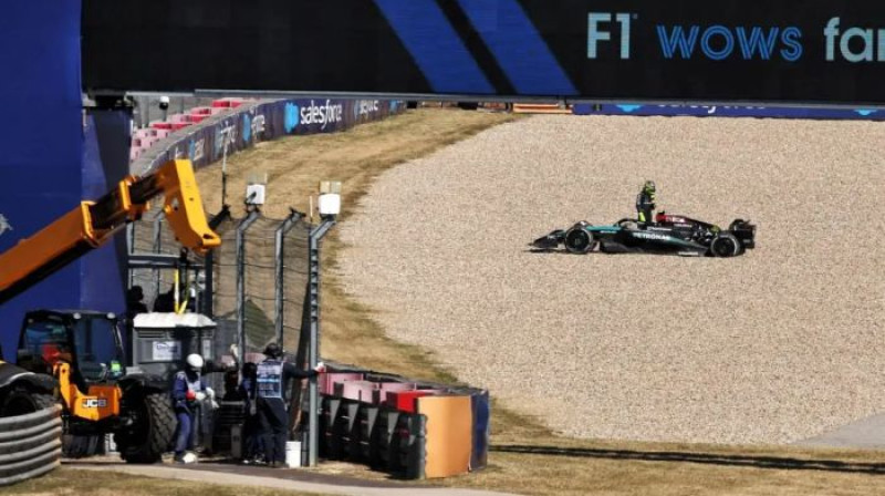 Lūiss Hamiltons pēc izslīdēšanas no trases. Foto: f1.com