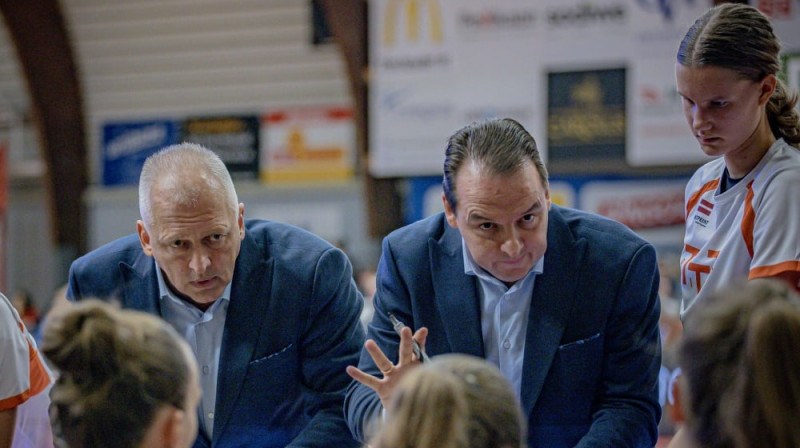 Mārtiņš Zībarts, Aigars Nerips un Sindija Sondore 2024. gada 24. oktobrī. Foto: EuroCup Women