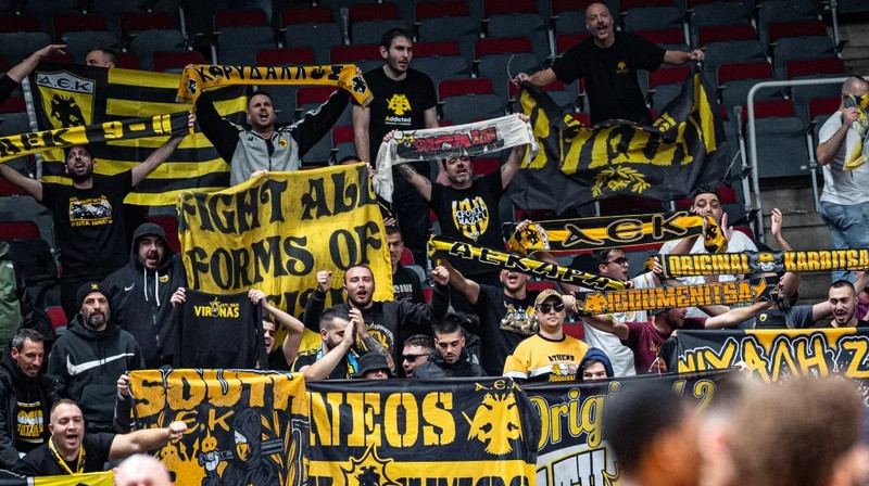 AEK atbalstītāji 2024. gada 29. oktobrī Rīgā. Foto: Mikus Kļaviņš