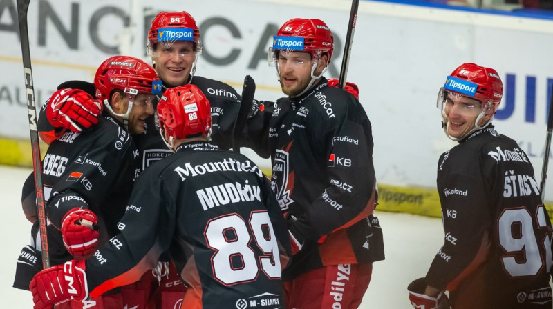 Oskars Batņa, Ralfs Freibergs un citi Hradeckrāloves "Mountfield" hokejisti. Foto: Stanislav Souček/Mountfieldhk.cz