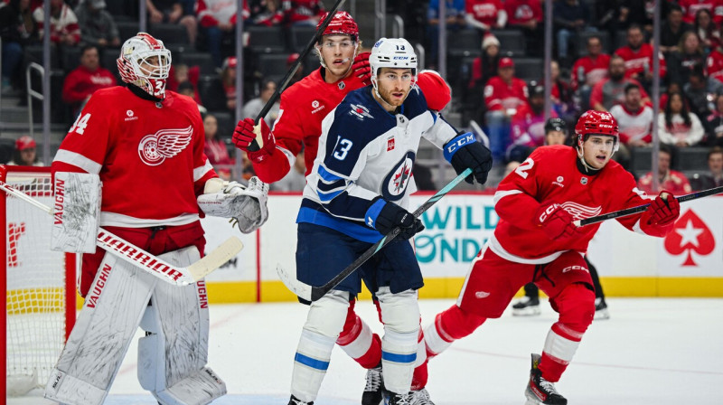 Vinipegas "Jets" uzbrucējs Gabriels Vilardi pie Detroitas "Red Wings" vārtiem. Foto: Tim Fuller/USA Today Sports/Scanpix