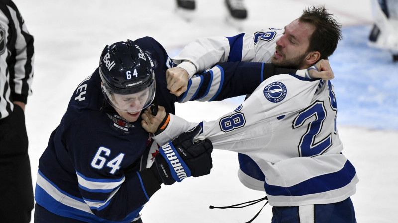 Logans Stenlijs un Zemgus Girgensons. Foto: AP/Scanpix