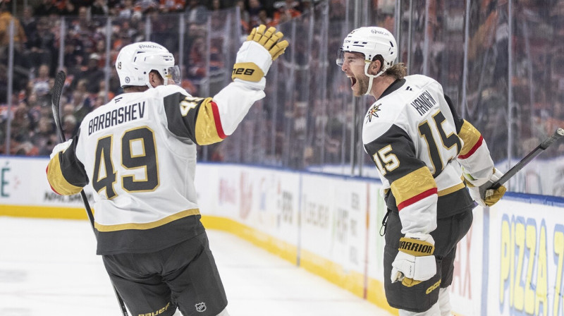 Lasvegasas "Golden Knights" hokejisti Ivans Barbašovs un Noā Henifins pēc uzvaras vārtu guvuma Edmontonā.
Foto: Jason Franson/AP/Scanpix