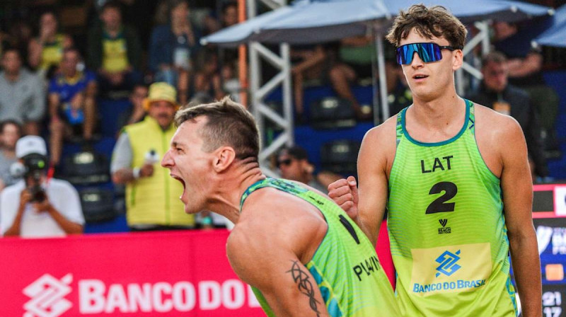 Mārtiņš Pļaviņš un Kristians Fokerots. Foto: volleyballworld.com
