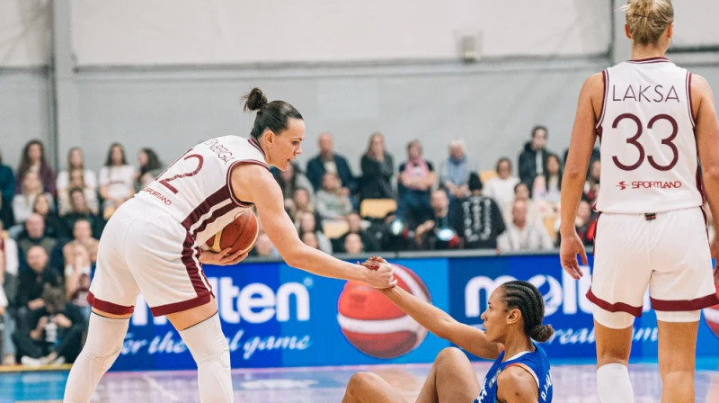 Anete Šteinberga palīdz piecelties Marjamai Badjanei. Foto: Mikus Kļaviņš, FIBA