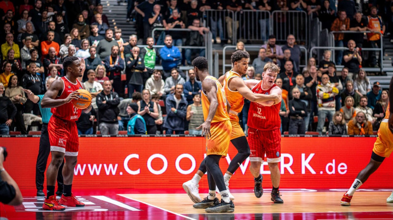 Mirklis no Kemnicas "Niners" un Manresas komandu spēles. Mārcis Šteinbergs (Nr. 12) cīņā par atbrīvošanos no pretinieka.
Foto: FIBA