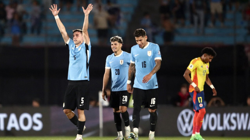 Urugvajas valstsvienības futbolists Manuels Ugarte (3:2) ar komandas biedriem pēc uzvaras vārtu guvuma spēlē pret Kolumbiju. 
Foto: Mariana Greif/Reuters/Scanpix