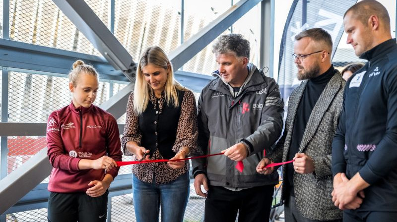 Janika Judeika pārgriež Daugavas stadiona starta estakādes atklāšanas lentīti. Foto: Ģirts Kehris/LBSF