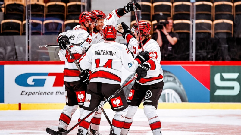 Brēmerhāfenes "Fischtown Pinguins" hokejisti pēc vārtu guvuma Šellefteo. Foto: Aliyah Holzapfel