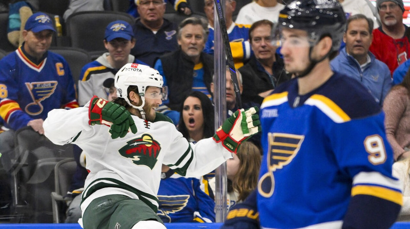 Minesotas "Wild" uzbrucējs Raiens Hartmans pēc vārtu guvuma Sentluisā. Foto: Jeff Curry/USA Today Sports/Scanpix