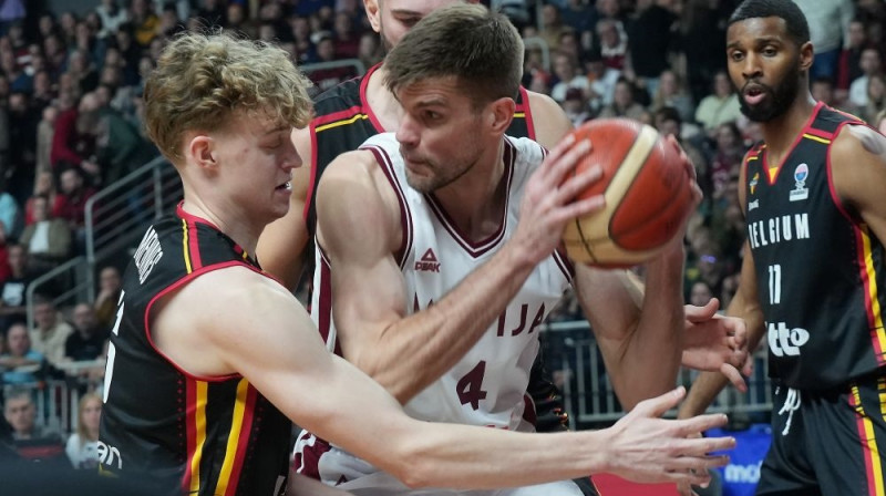 Ojārs Siliņš Beļģijas basketbolistu ielenkumā Foto: Evija Trifanova
