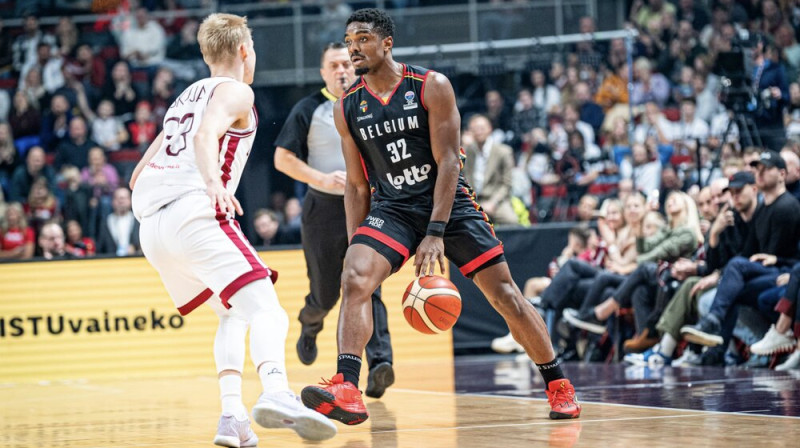 Retins Obasohans pret Tomu Skuju. Foto: FIBA