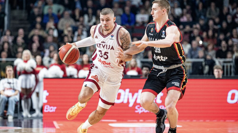 Kristaps Ķilps ar bumbu. Foto: FIBA