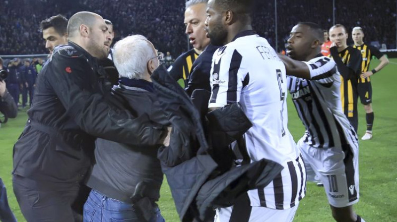 Ivans Savidis izskrien laukumā ar ieroci pie sāna. Foto: AP/Scanpix