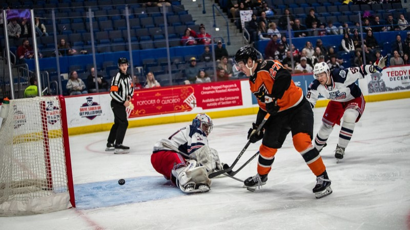 Mirklis pirms Līaivolejas "Phantoms" uzbrucēja Samu Tuomālas vārtu guvuma pret Hārtfordas "Wolf Pack".
Foto: Lehigh Valley Phantoms