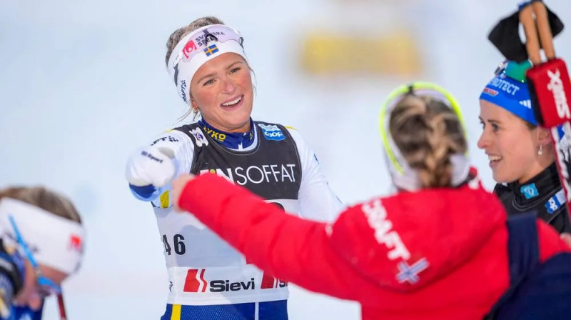 Frīda Karlsone dodas apsveikt Terēzu Juhaugu. Foto: NTB.