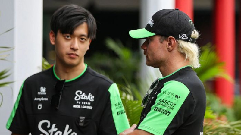 Guanju Žou un Valteri Botass. Foto: Motorsport.com