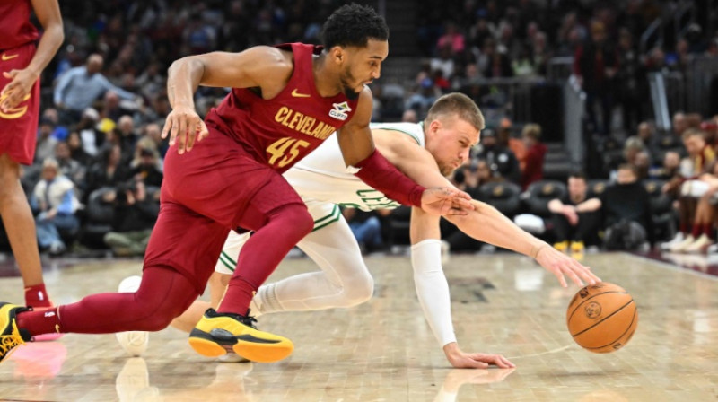 Kristaps Porziņģis un Donovans Mičels. Foto: Getty Images via AFP/Scanpix