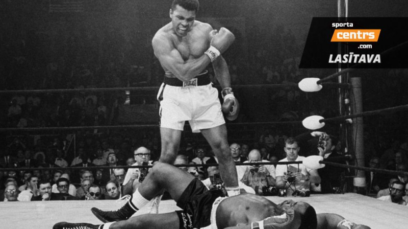 Muhameds Ali stāv pāri Sonijam Listonam, nokautējot viņu jau pirmajā raundā. Foto: AP/Scanpix