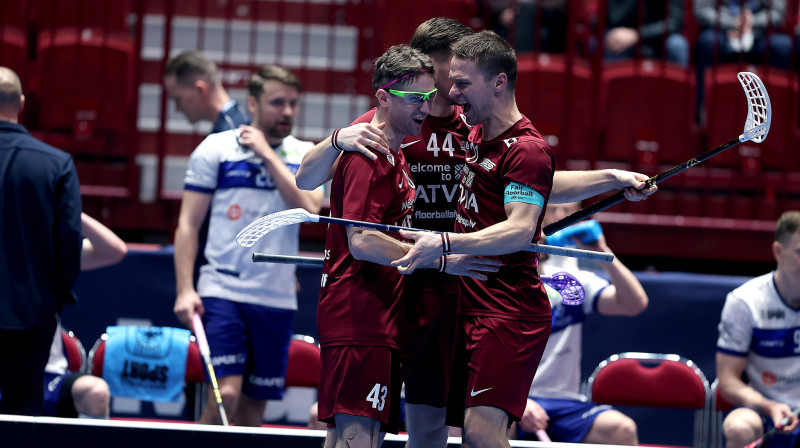 Latvieši svin Toma Bitmaņa vārtu guvumu, foto: IFF
