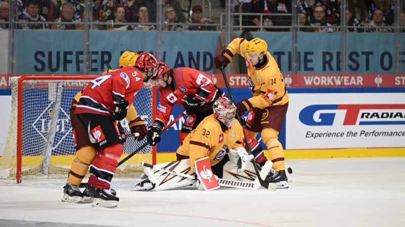 Cīņa pie Ženēvas "Servette" vārtiem. Foto: Jasmin Wagner