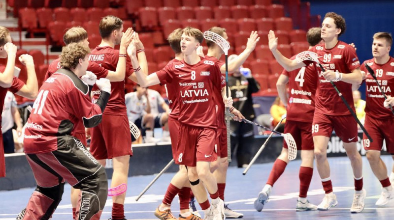 Jēkabs Keišs (#8) saņem apsveikumus par pirmajiem gūtajiem vārtiem pasaules čempionātā, foto: Marion Rachlinger, IFF