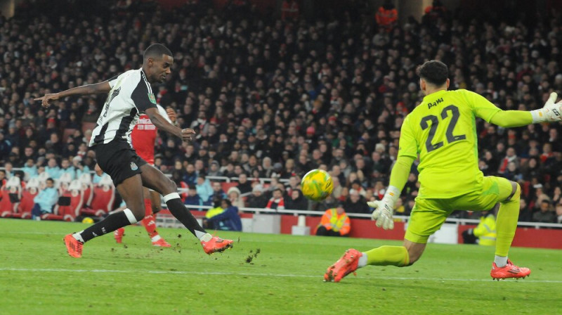Aleksandrs Īsaks pārspēj Davidu Raju. Foto: IMAGO/Scanpix