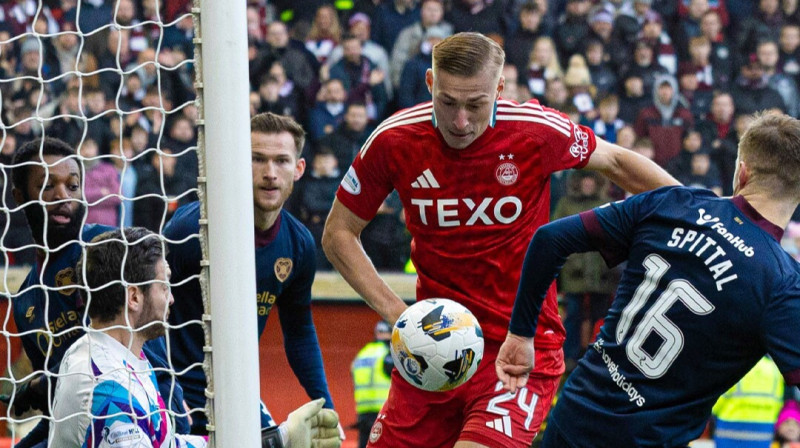 Vecmeistars Kreigs Gordons atvaira Kristera Tobera sitienu. Foto: SNS Group