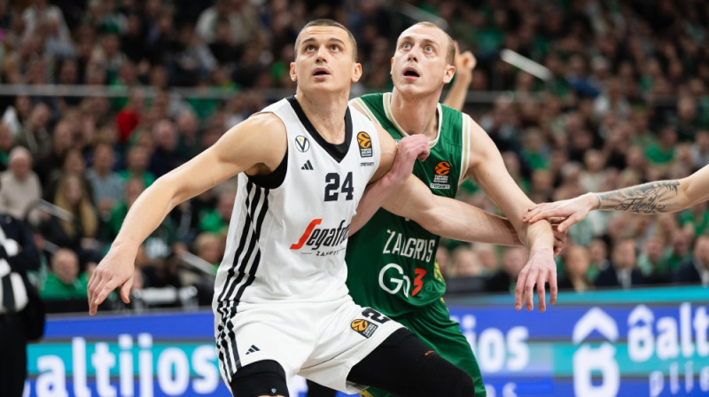 Andrejs Gražulis cīņā pret Alenu Smailagiču. Foto: Dainius Lukšta/Basketnews.lt