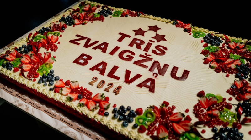 Ja Trīs zvaigžņu balvas torti var sagriezt vairākos gabalos, tad ar Gada sportista zelta ķieģeli jau grūtāk, un to saņems gan Porziņģis, gan Skujiņš. Foto: LOK