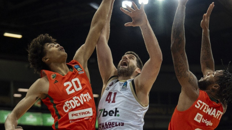 Serbs Džordže Gagičs cenšas izlauzties cauri Ļubļanas "Olimpijas" aizsardzībai. Foto: BC Lietkabelis Panevėžys
