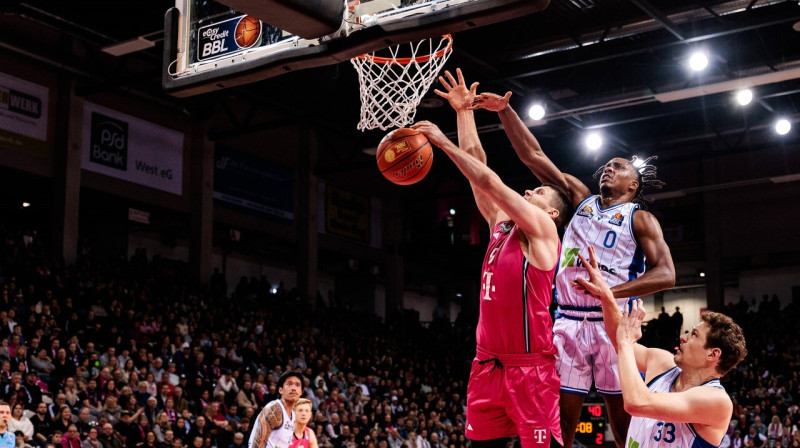 Rihards Lomažs uzbrukumā pret Frankfurtes "Skyliners". Foto: Wunderl/Imago Images/Scanpix